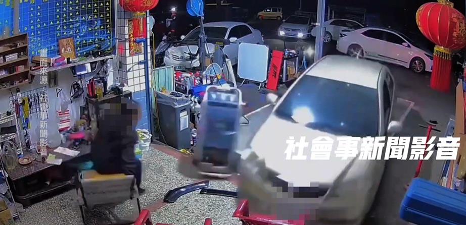 氣修廠內「碰碰車」險撞人！　技師懷疑少「這步驟」釀禍