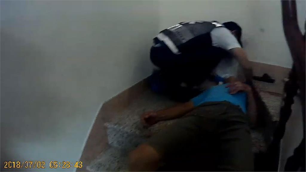 獨居翁爬樓梯摔倒 鄰居聞聲報警救人