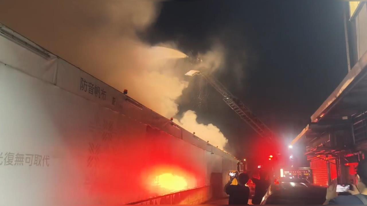 快新聞／持續悶燒中！北市大安都更工地深夜竄火　起火點「地下三樓」難深入灌救