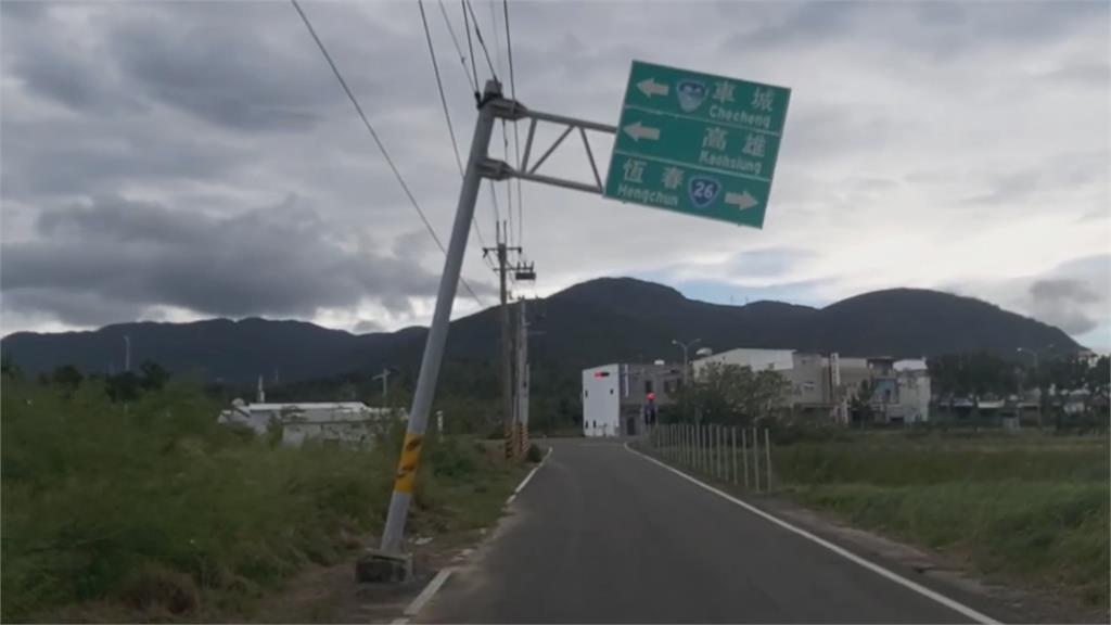 萬宜颱風助攻東北季風！恆春現１０級落山風　大樹被吹倒、號誌桿搖搖欲墜