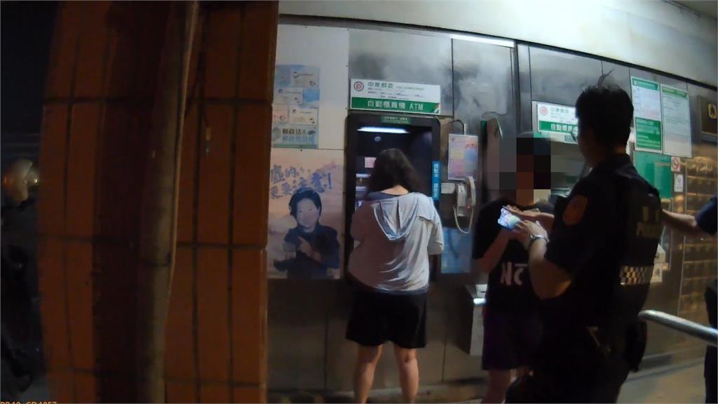 中壢母女操作ATM邊講電話 警察追問原因急勸阻