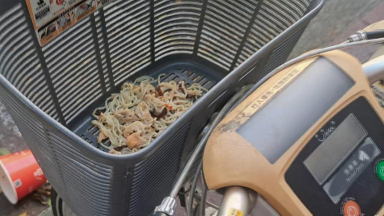 惡作劇？微笑單車置物籃被「倒泡麵」　民眾：噁到根本不敢借