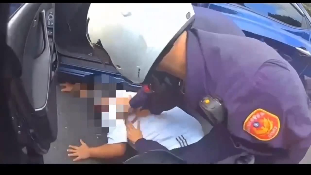 警見車綠燈不走上前盤查 對方加速逃逸!抓到是毒品通緝犯