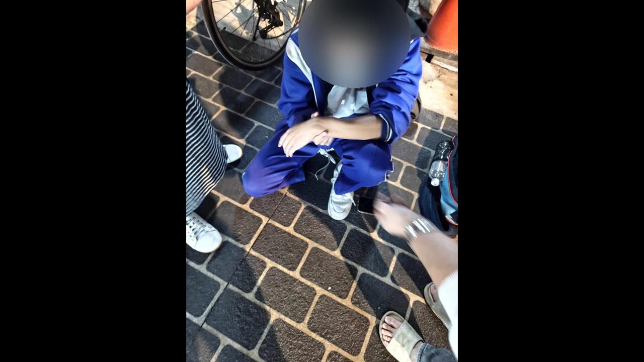 竹東人行道排水坑洞害學生摔車 居民:有人拿電視補洞