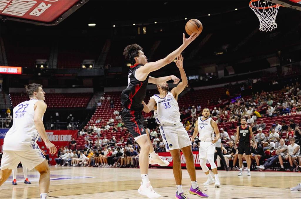 NBA(影)/「中國約基奇」填滿數據攔!楊瀚森首秀全能 能攻能傳能抓又能搶