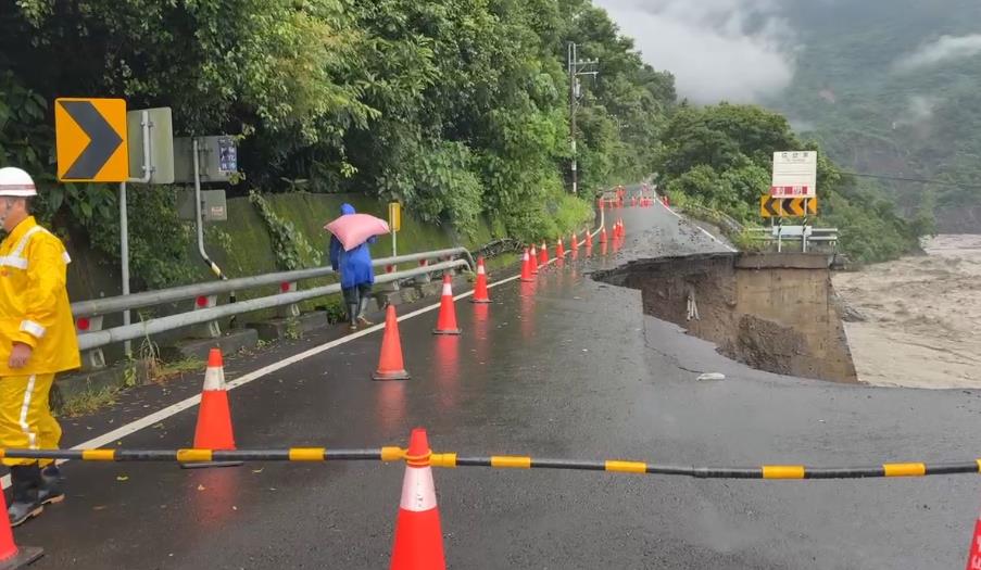快新聞/豪雨狂炸!南橫路基流失交通中斷 陳世凱下令「這時間」搶通