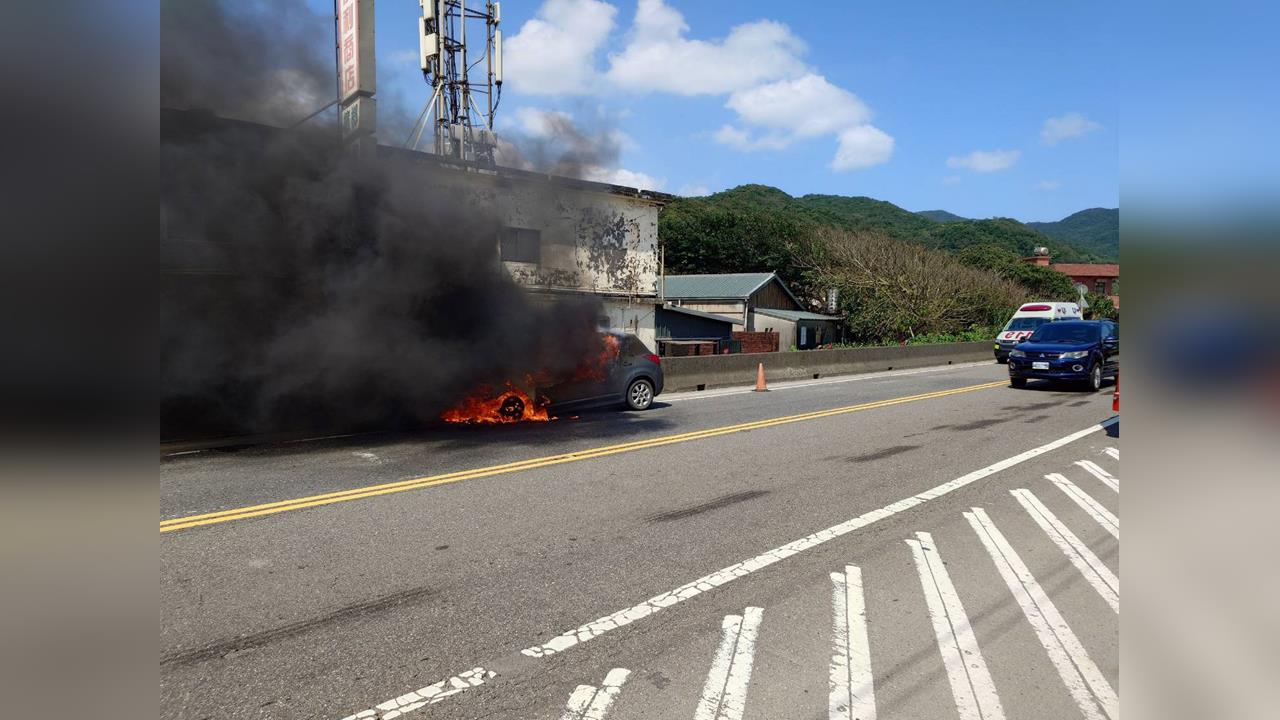 快新聞／貢寮火燒車！黑煙狂竄「整台車成廢鐵」駕駛急逃生