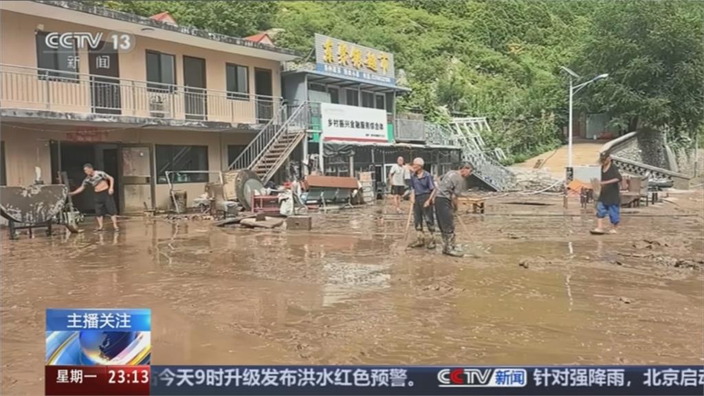 北京洪患30死8萬人撤離　陝西大水灌銀樓滿地「淘金」