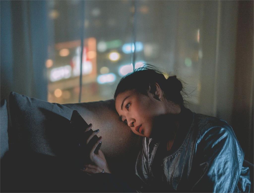 台灣人新「鬥雞眼」危機！   久盯手機急性內斜視激增