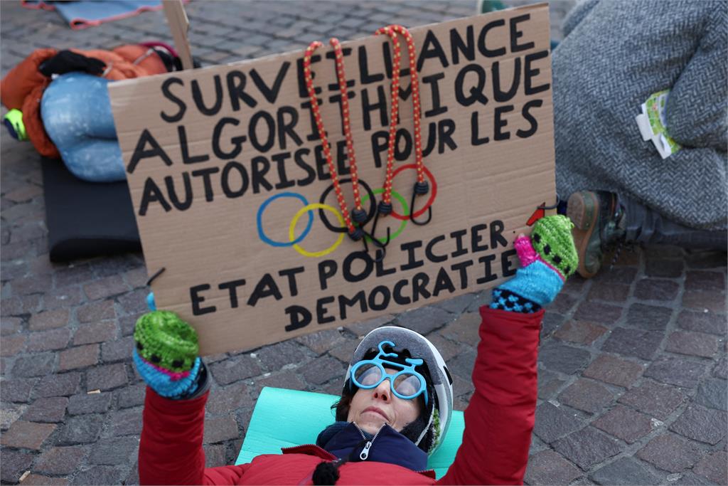 街頭舉標語、假死躺地　環保人士反巴黎奧運上街抗議破壞生態