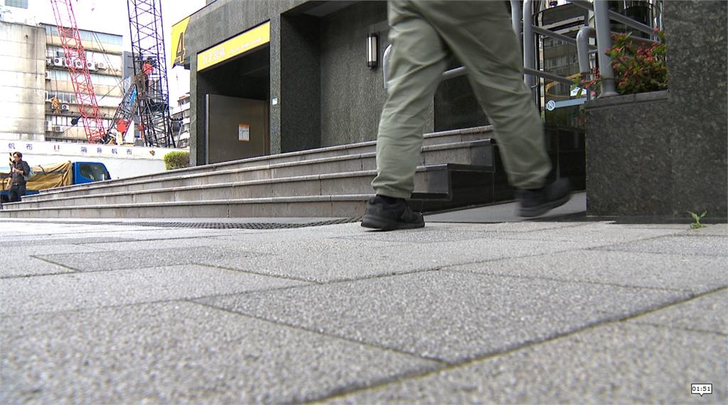 不滿走「無障礙坡道」被人擠　女子暴怒飆粗口差點打起來