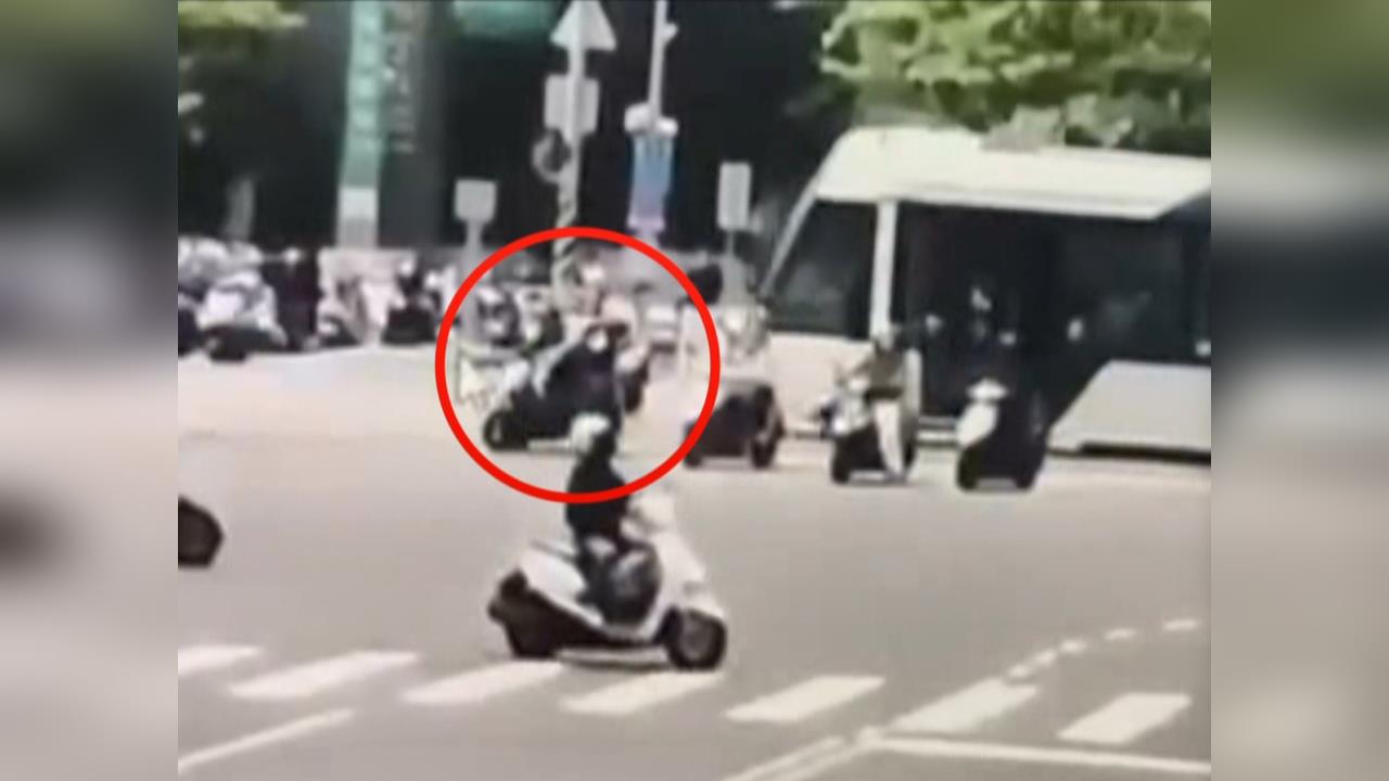 女騎士闖燈急停軌道區　遭輕軌擦撞倒地竟肇逃