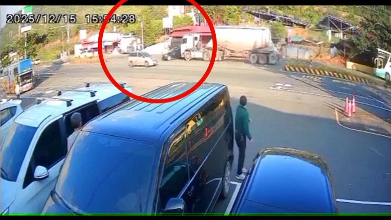 曳引車變道疑似沒抓好距離　轎車遭撞「90度旋轉」衝對向車道