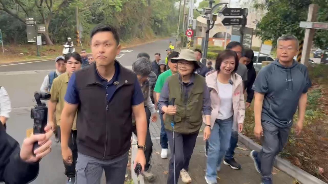 "小英總統"成登山網紅！　何欣純驚"小英爬山不喘　頭髮不會亂"