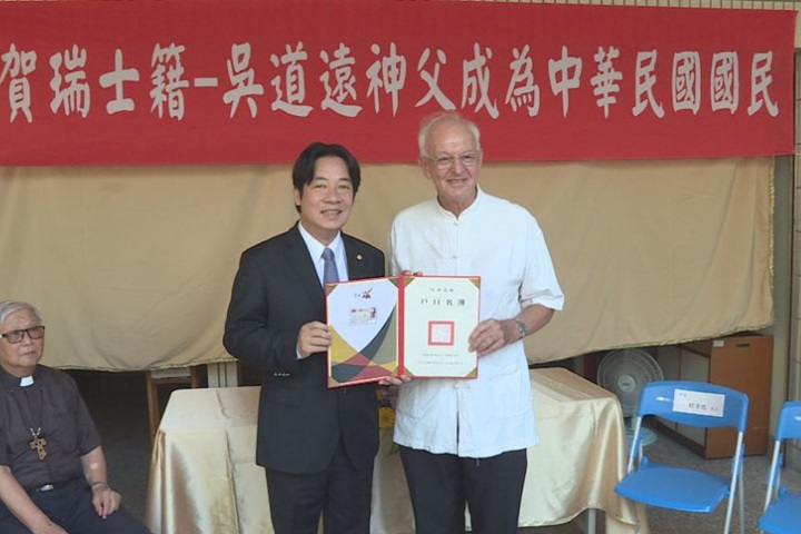 來台46年！吳道遠神父拿到身分證