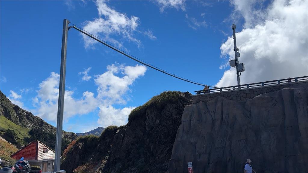 合歡山武嶺電線橫跨馬路！　民眾：拍照有礙美景