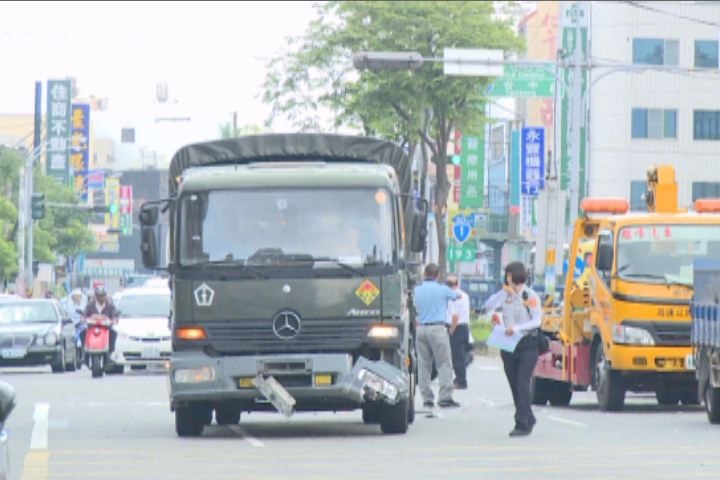 軍卡車、客運、休旅車撞成一團 幸運只有3輕傷