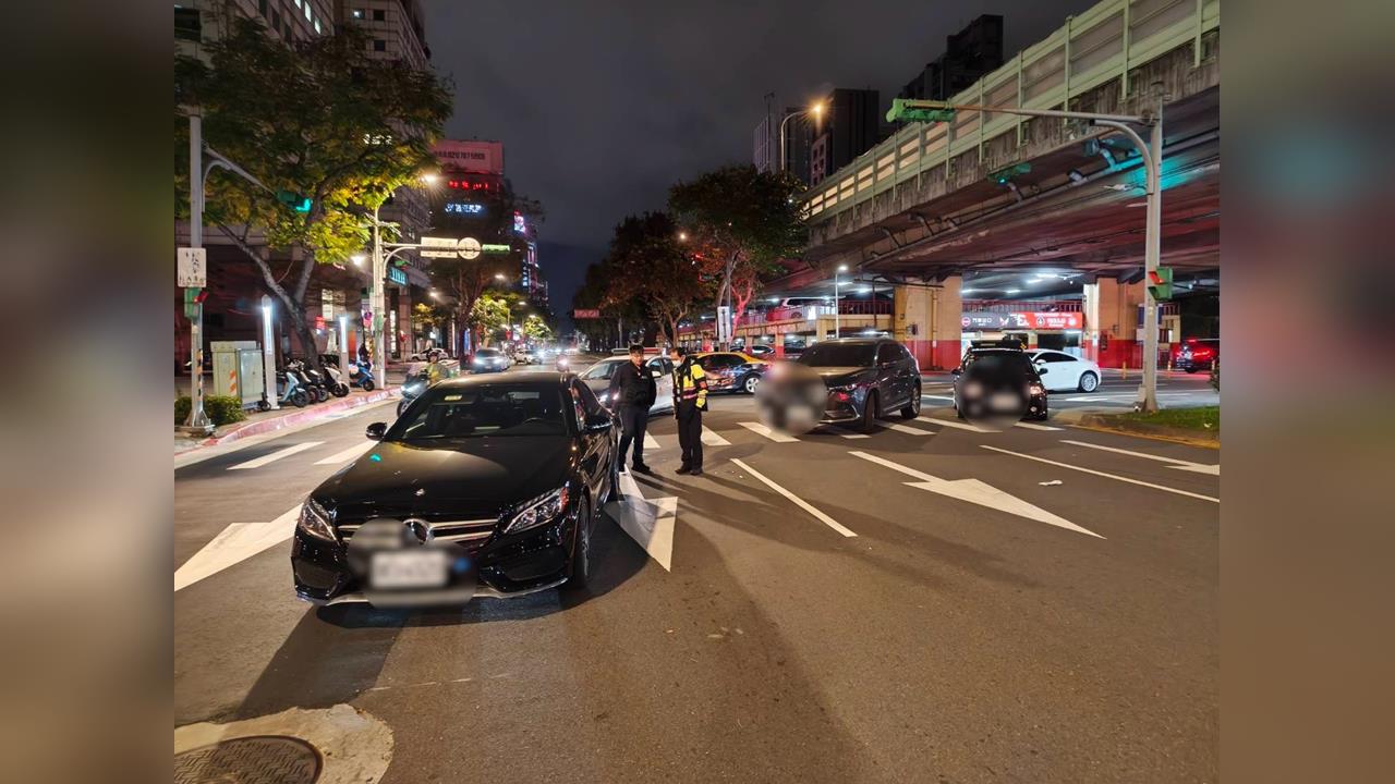 最新／北市行人地獄！建國高架橋下2車「先撞再輾」　翁走斑馬線枉送命