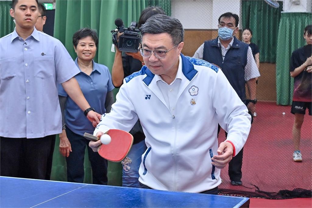 莊智淵培育「水果戰隊」　卓榮泰、陳其邁到球館交流球技