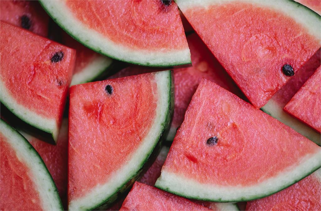 不只有西瓜！營養師曝「這9種食物」消暑又補水：不開冷氣也自帶涼感
