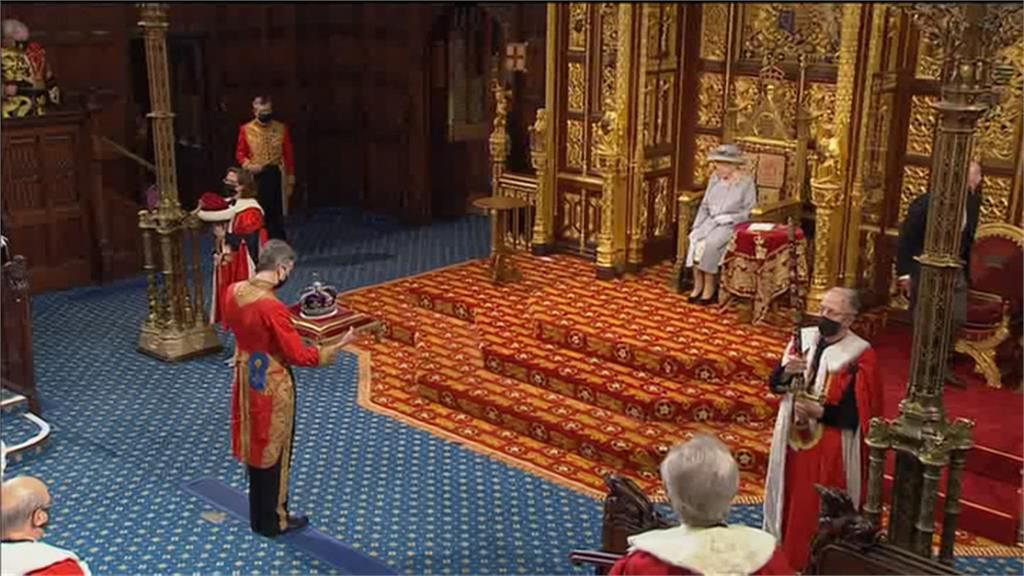 王夫葬禮後首露面　英女王主持國會開議大典