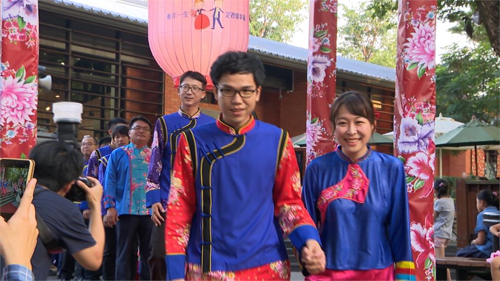 客家集團婚禮登場！50對新人穿上創意藍衫