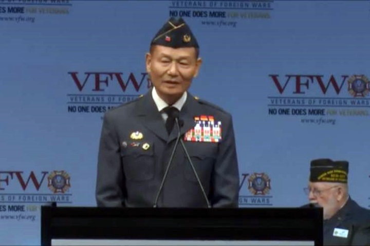 李翔宙參加VFW！穿最夯「艾森豪軍服」亮相 