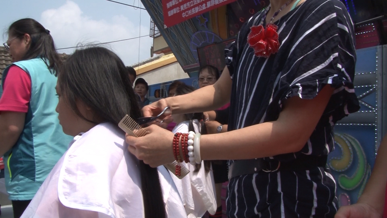 520落髮為癌友 6歲女孩樂剪長髮捐出