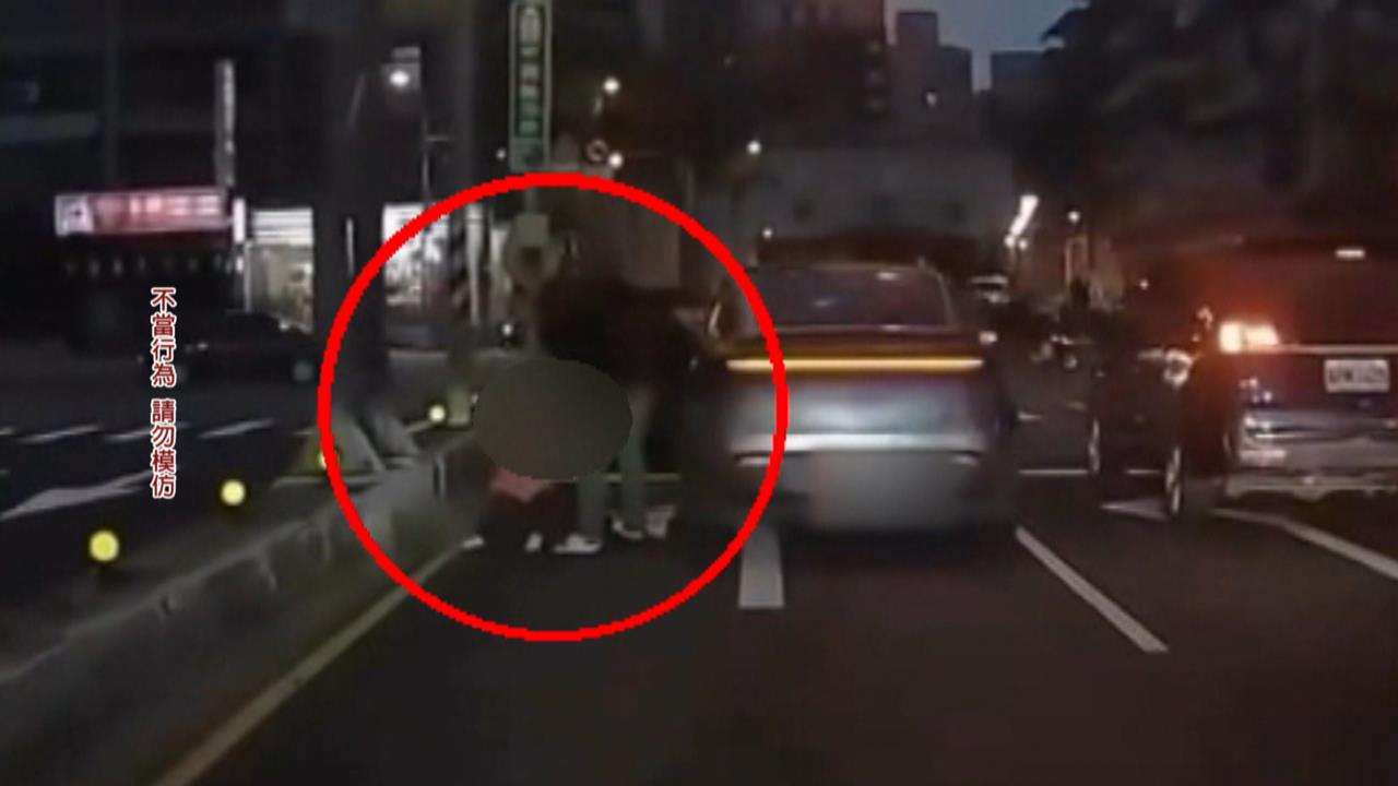 這款父親！疑受不了孩哭鬧路中丟包　女童赤腳沿路跑...警方、社會局追查