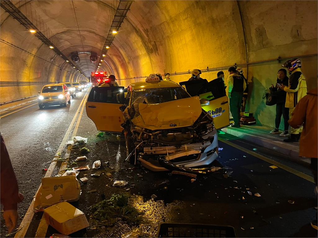快新聞／台62線瑪陵隧道「4車追撞」5人送醫　小黃車頭全毀