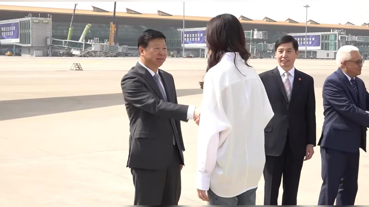 快新聞／緊緊相依的心如何說再見？鄭麗文北京機場離行前「緊握宋濤手約15秒」