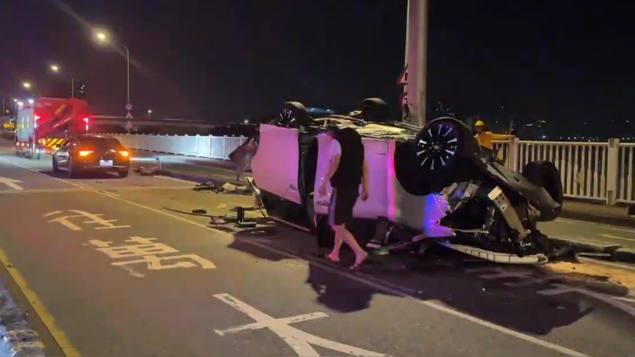 快新聞／百萬翻車！凌晨北市華中橋「保母車自撞翻覆」四輪朝天　6人送醫