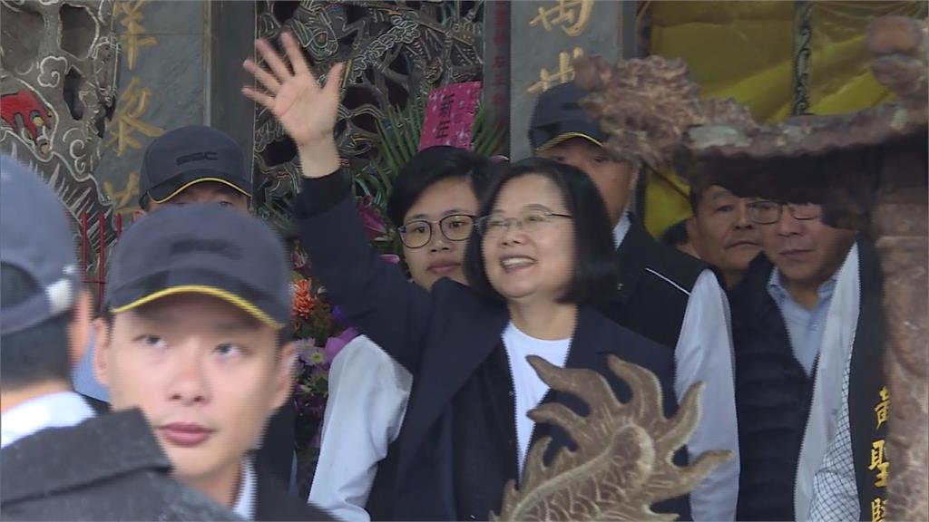 蔡總統初二回鄉發福袋 民眾「戴口罩」排隊