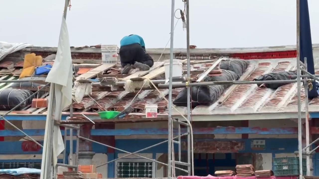鳳凰颱風恐從嘉義沿海登陸 屋主「憂悲劇重演」急請師傅修繕屋頂