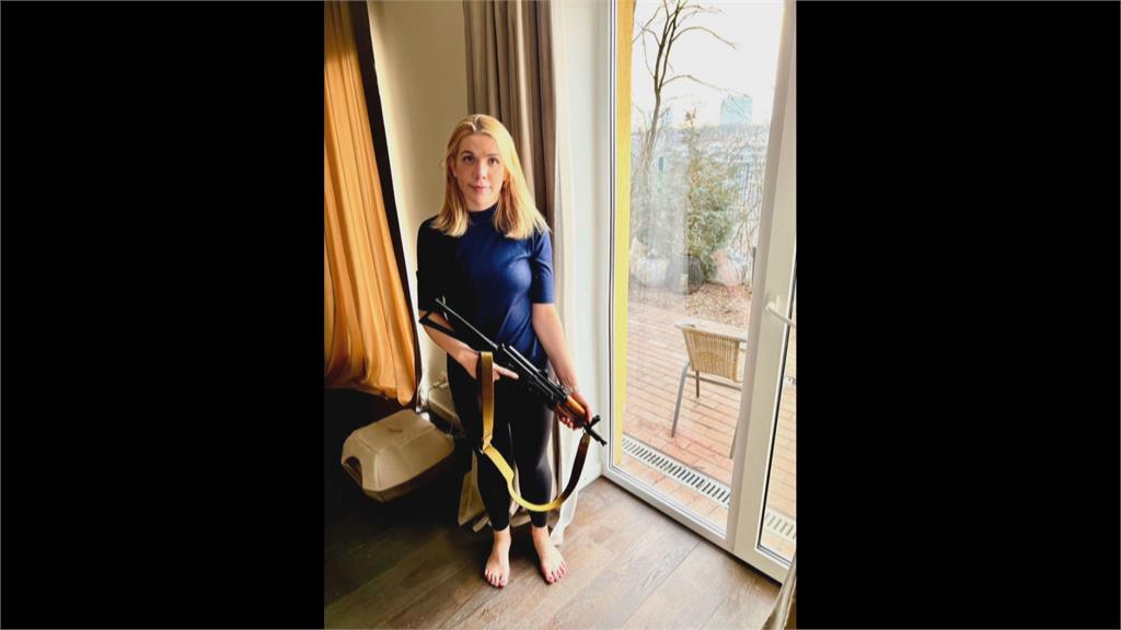 捍衛家園！前烏克蘭總統扛突擊步槍上街頭　女議員：準備開槍回擊