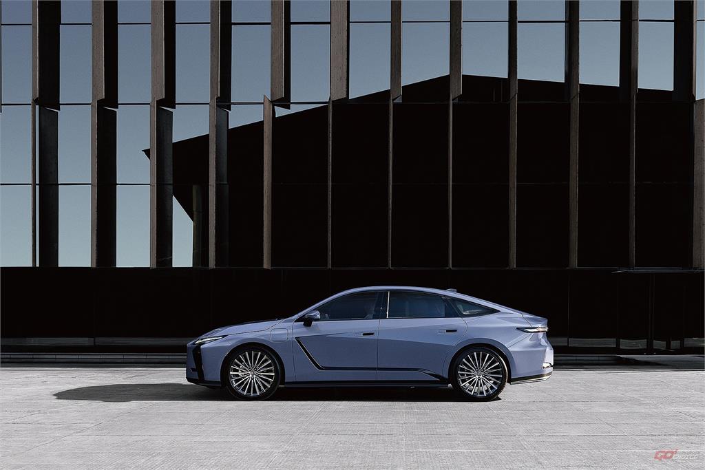 Lexus 大改款 ES 300h / 500e 雙車型四編成 177 萬起抵台上市！