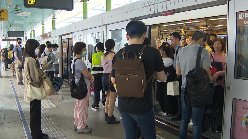 北捷文湖線出包！交通大亂　旅客摸黑走軌道