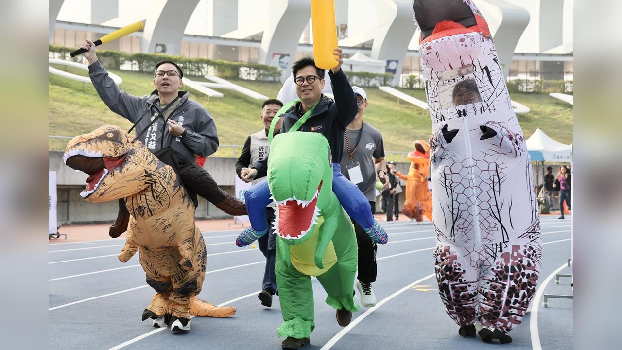 快新聞／好可愛！陳其邁披「綠色恐龍裝」出席馬拉松賽　喜感畫面曝光了