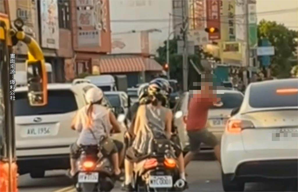 誤以為特斯拉故意擋路！　男子持棍棒叫囂遭壓制