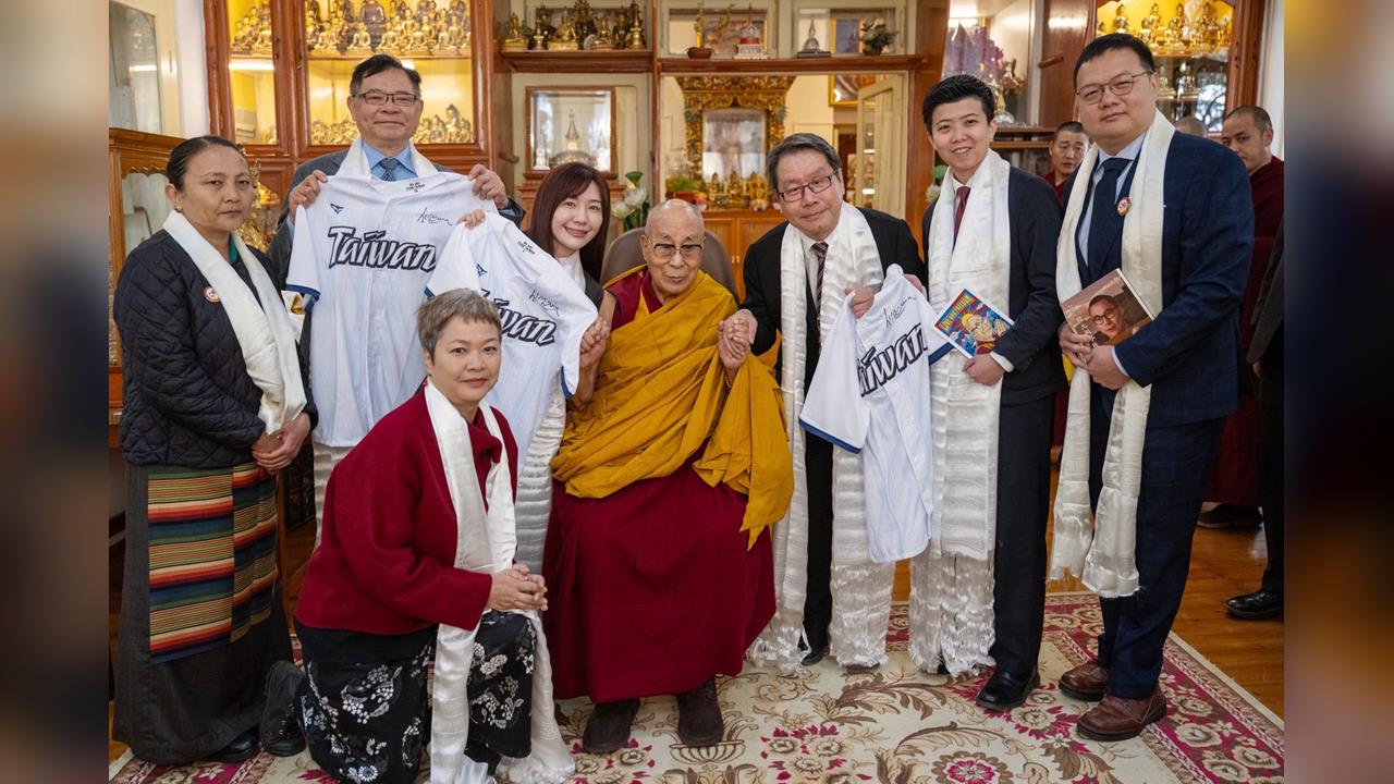 吳沛憶率史上最大團赴印！為達賴喇嘛90歲祝壽　尊者加持Team Taiwan球衣