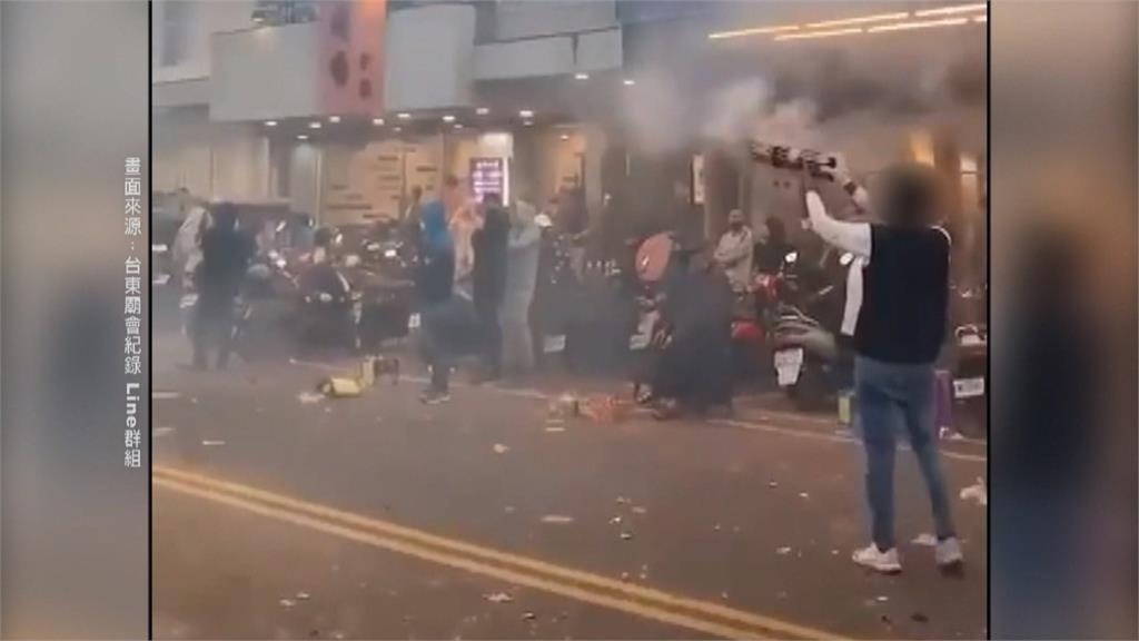 台東2男朝繞境隊伍丟炮竹引發街頭大亂鬥　警快打部隊到場拿辣椒水驅離