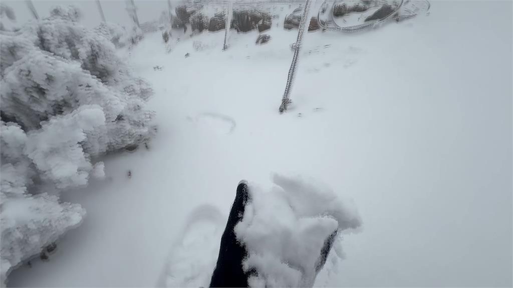 高山再降雪！玉山積雪厚達3cm　　太平山莊迎來入冬第一場冰霰