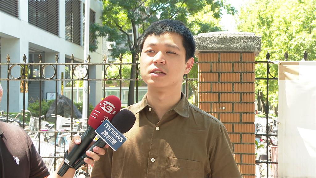 質疑陳以信插嘴「搓問題」　台大學生批：最大暗樁