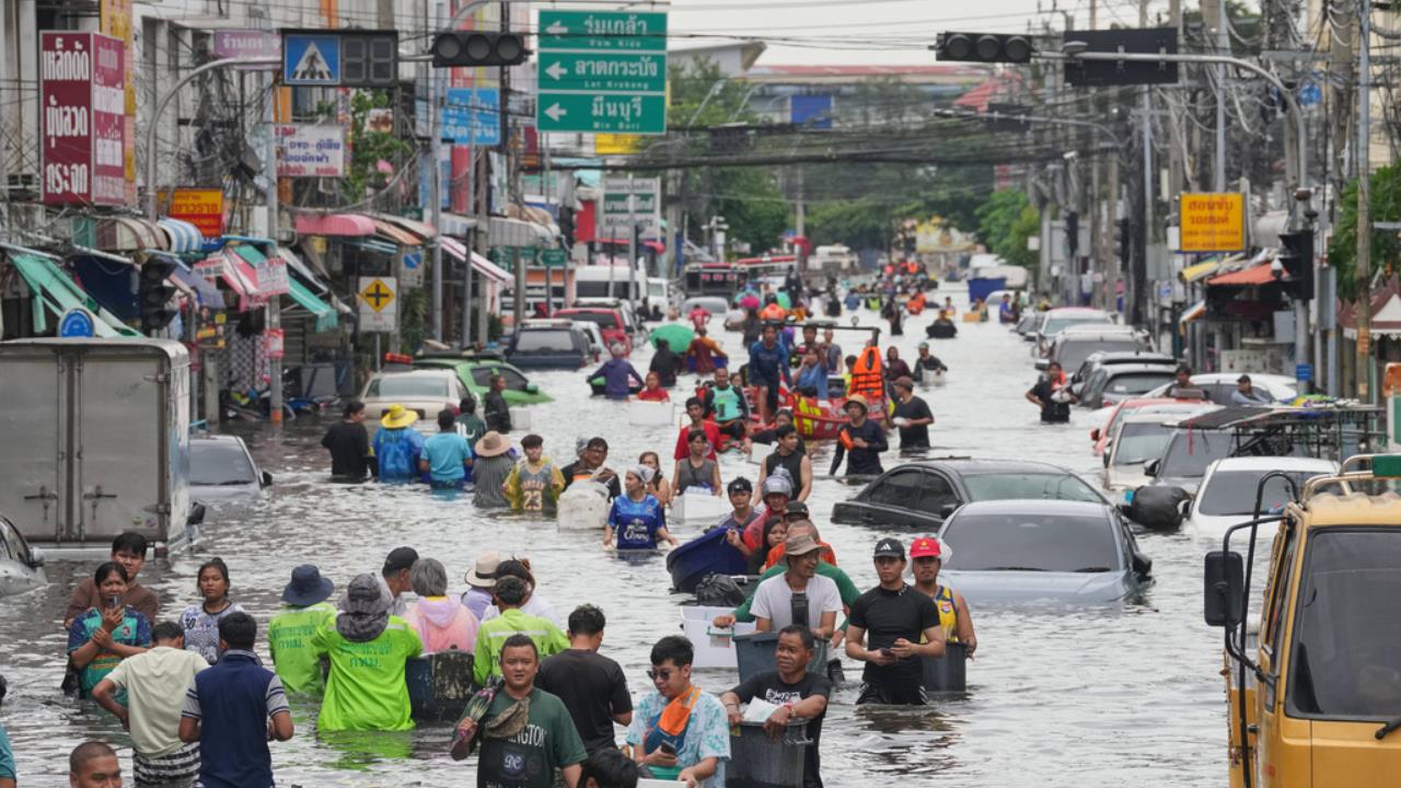 3天暴雨重創曼谷！泰國總理勘災稱「已控制」惹怒災民　赤腳涉水挨批作秀
