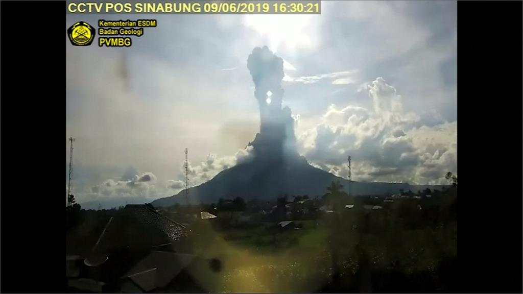 印尼蘇門答臘火山再爆發 火山灰直衝7公里高