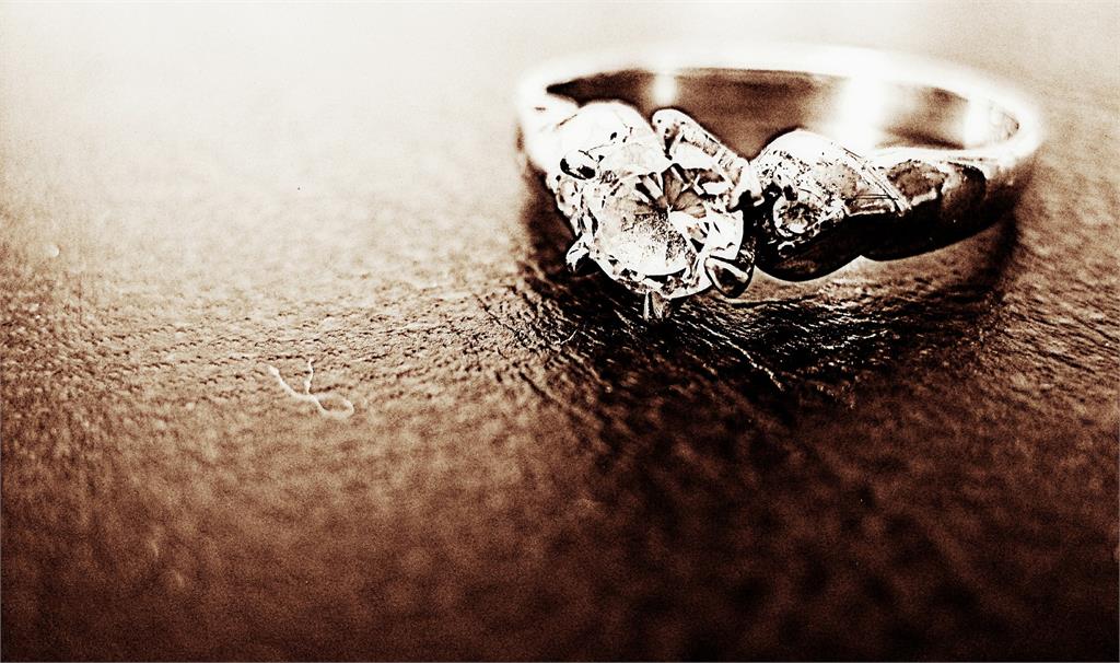 男買56萬戒指求婚　「非天然鑽石」準新娘秒翻臉！網嗆：不要娶！