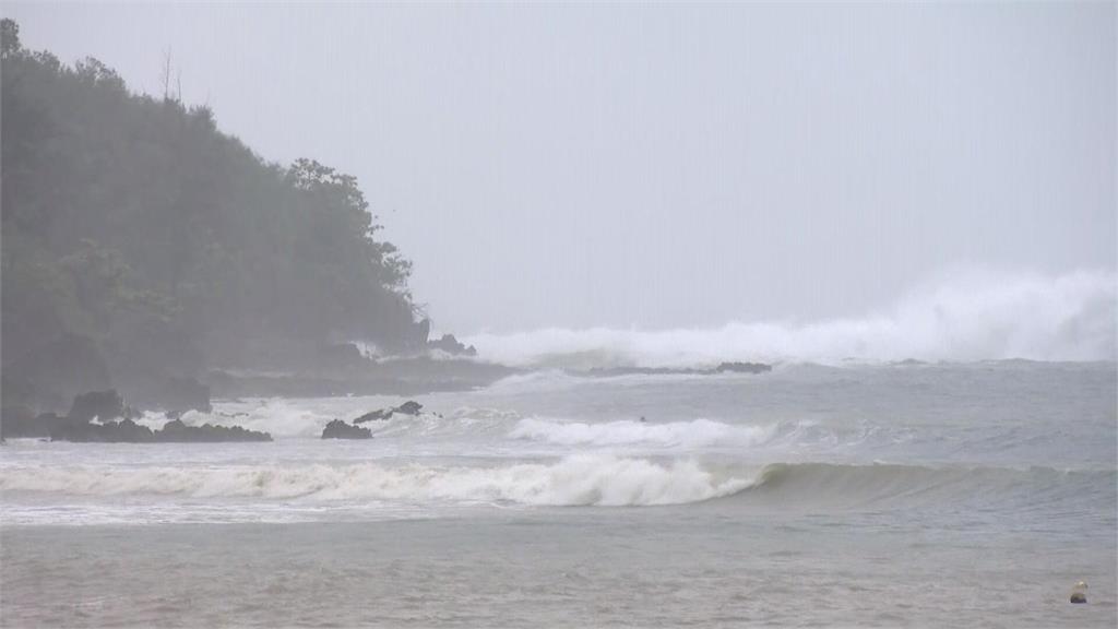 康芮就在家門口！恆春半島出現風雨　枋寮大庄村海堤「太空包」小山待命