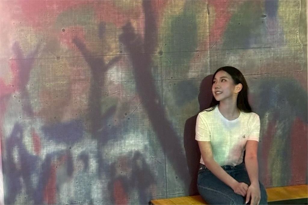家寧看展PO文被嗆「有時間看畫沒時間看帳本」　難甩負面形象IG掉粉13萬