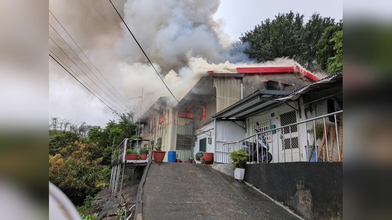 快新聞／爆炸聲嚇醒整條巷！新竹民宅驚傳火警　濃煙狂竄畫面曝光