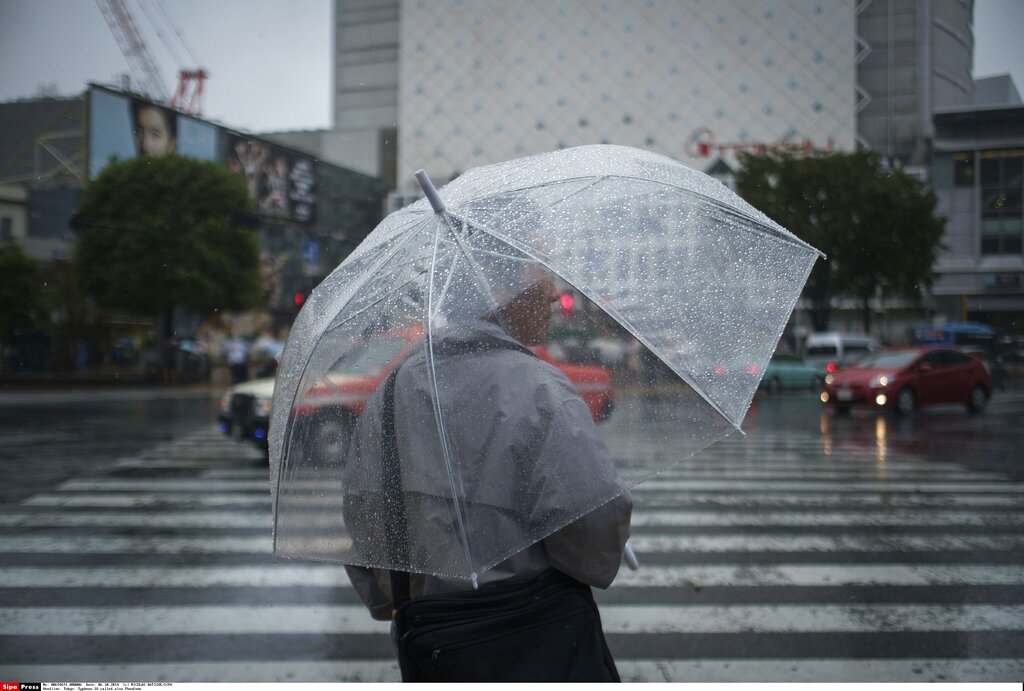 兩樣情！日本關東暴雨　鐵路被迫停駛　西日本嚴防40度危險高溫